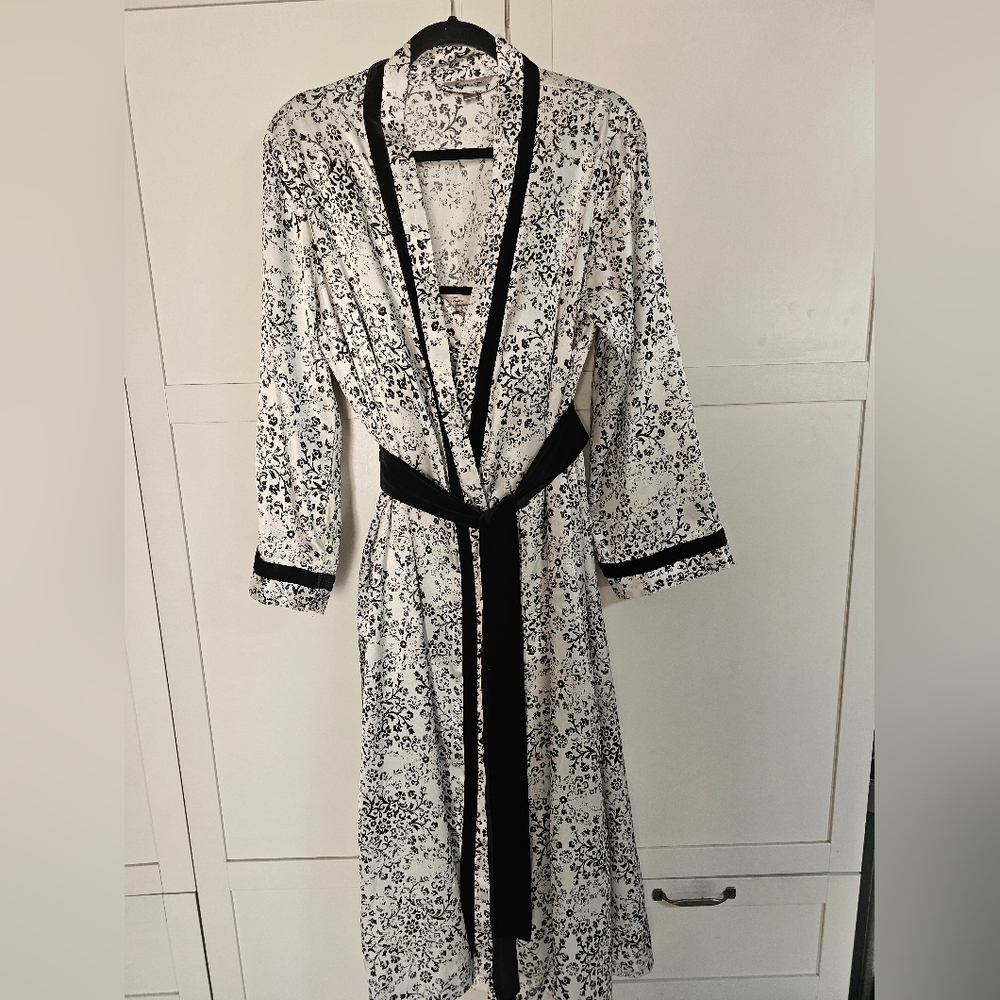 Morgan Taylor Intimates Black White Floral Robe/Nightgown S/M NWOT
